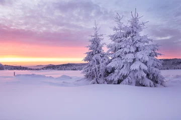 Photo sur Plexiglas Violet Lever du soleil sur un paysage hivernal froid avec de beaux nuages illuminés