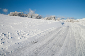 Obraz premium snow covered street at a beautiful sunny winter day
