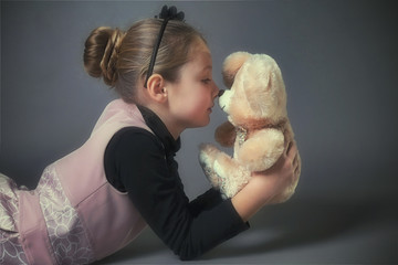 Bambina appoggia il suo naso su quello del suo tenero orsetto © mickyso