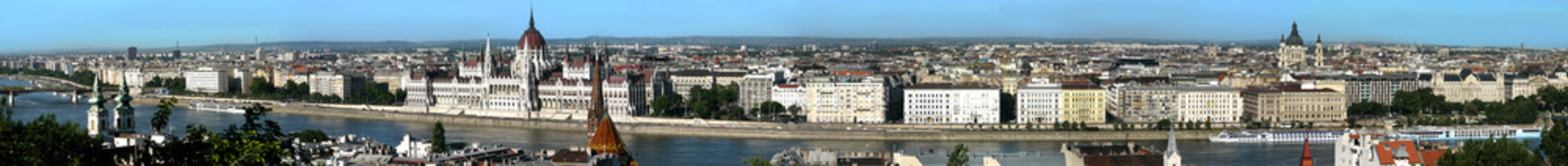 Panorama von Budapest mit Parlament und Dom, Ungarn