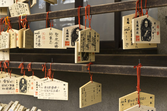 Gebetstafeln im japanischer Tempel