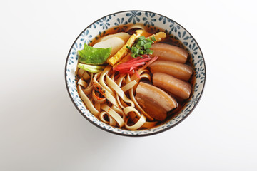 沖縄伝統の三枚肉そば