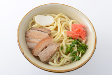 沖縄伝統の三枚肉そば