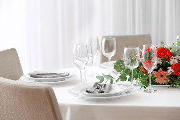 Elegant table setting with beautiful flowers