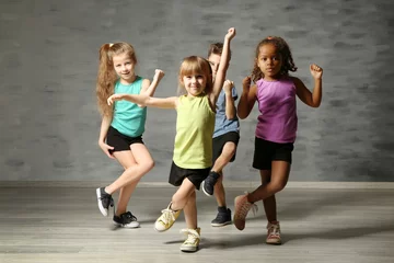 Zelfklevend Fotobehang Leuke grappige kinderen in dansstudio © Africa Studio