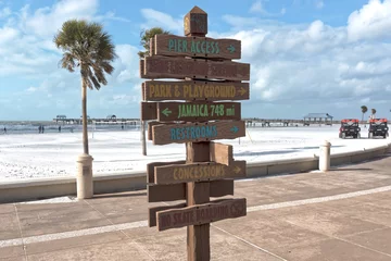 Papier Peint photo Clearwater Beach, Floride Sign on Clearwater Beach points tourist in right direction
