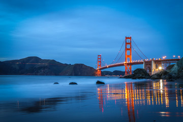 Abenddämmerung über der Golden Gate Bridge in San Francisco
