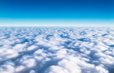 Blauwe lucht en Cloud Top uitzicht vanuit vliegtuig raam, natuur achtergrond