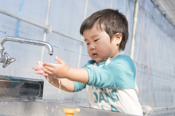手を洗う男の子