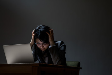 残業、頭を抱える