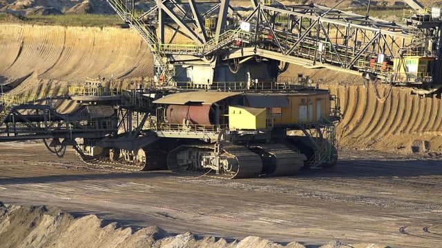 Schaufelradbagger in Bewegung, Tagebau Revier Jänschwalde, Deutschland