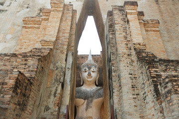 Fototapeta na wymiar Ancient statue at Wat srichum , Sukhothai , Thailand