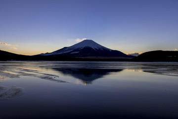 山中湖より厳冬期の富士山夕景