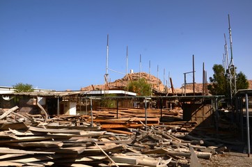 Fabrique de bateaux traditionnels en bois (alentours de Sur-Oman) et panneau routier