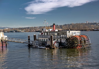 Obraz premium Cruise wheeled boat on the quay of Fraser River 