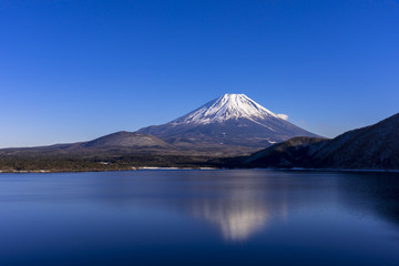 本栖湖より厳冬期の富士山