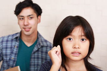 ガッツポーズの女の子と男性教師
