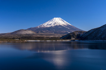 厳冬期の本栖湖より富士山