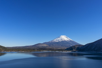 厳冬期の本栖湖より富士山