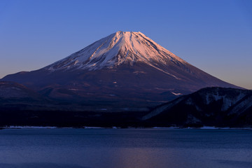 厳冬期の本栖湖より富士山夕景