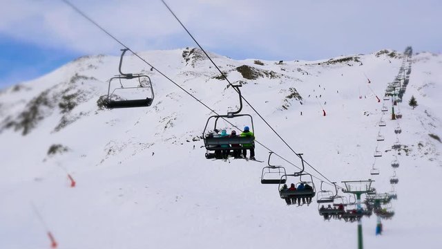 Estaci&oacute;n de esqu&iacute; con gente haciendo deporte y esquiando y divirtiendose, valle de tena, pirineo aragon&eacute;s	