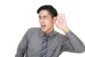 聞き耳を立てるビジネスマン
