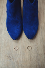 blue suede botilony for the bride and golden wedding rings