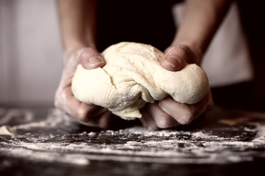 pizza prepare dough hand topping