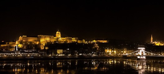 Fototapeta premium Burgpalast und Kettenbrücke bei Nacht
