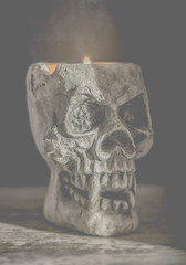 Totenkopf mit kerze