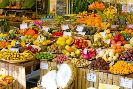 Frische, tropische Fr&uuml;chte auf dem Viktualienmarkt in M&uuml;nchen - Fresh, tropical fruits 