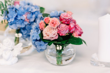 Obraz na płótnie Canvas Little bowl with tiny roses and blue hydrangeas