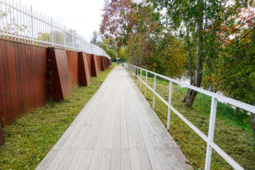 Obraz premium Wooden footpath along the river