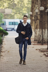 Obraz premium Hipster man walking in the streets
