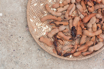 Tamarind paste is dried in the sun on the basket.