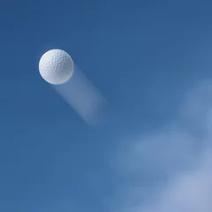 Crédence de cuisine en verre imprimé Sports de balle Balle de golf volant dans le ciel.