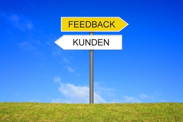 Schild Wegweiser zeigt Kunden und Feedback