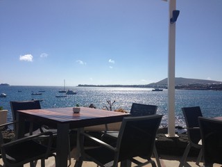 table en bord de mer