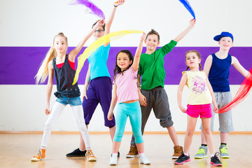 Kinder tanzen Gruppen Choreografie mit Tüchern in Tanzstudio