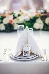 Little present box stadnds before a triangle of serviette on din