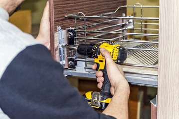 Fototapeta premium Montaż elektronarzędzi do mebli