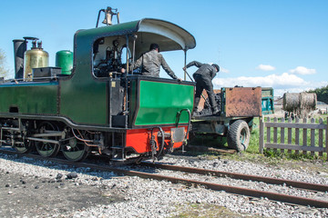 Fototapeta na wymiar remplissage de charbon sur locomotive à vapeur, Baie de Somme, Picardie, France
