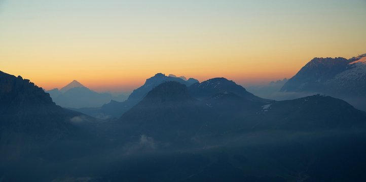 Südtiroler Berglandschaft im Sonnenaufgang / Bergsilhouette