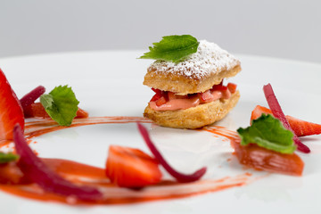 Dessert con fragole fresche