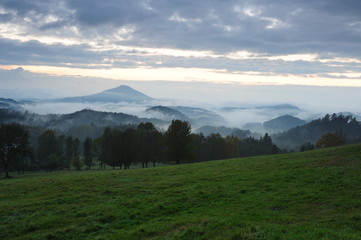 Obraz premium Early evening landscape with fog