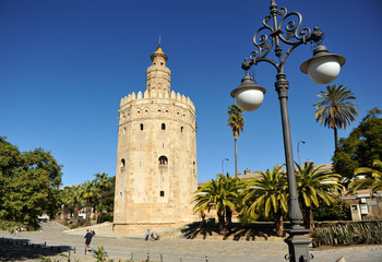 Fototapeta na wymiar Torre del Oro en Sevilla, España