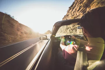 Photo sur Plexiglas Voitures rapides Homme conduisant une voiture décapotable à Los angeles, santa monica