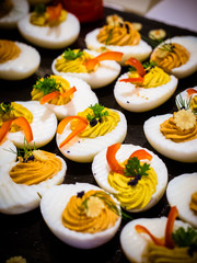gefüllte Eierhälften mit Kaviar