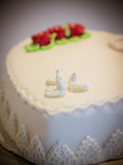 3 weiße Tauben auf der Hochzeitstorte