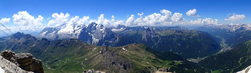 Obraz premium Traumhafte Panorama Aussicht auf Südtiroler Gebirgslandschaft / Pordoi Seilbahn, Marmolada und Fassatal 